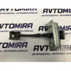 Ограничитель двери передней L+R Opel Corsa D HB 5дв. 2006-2014 13180682